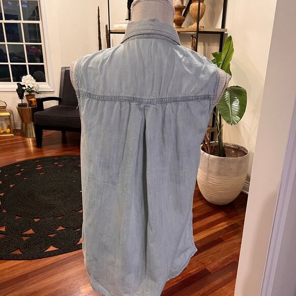 Life in Progress Light Blue Sleeveless Denim Top - Picture 2 of 4
